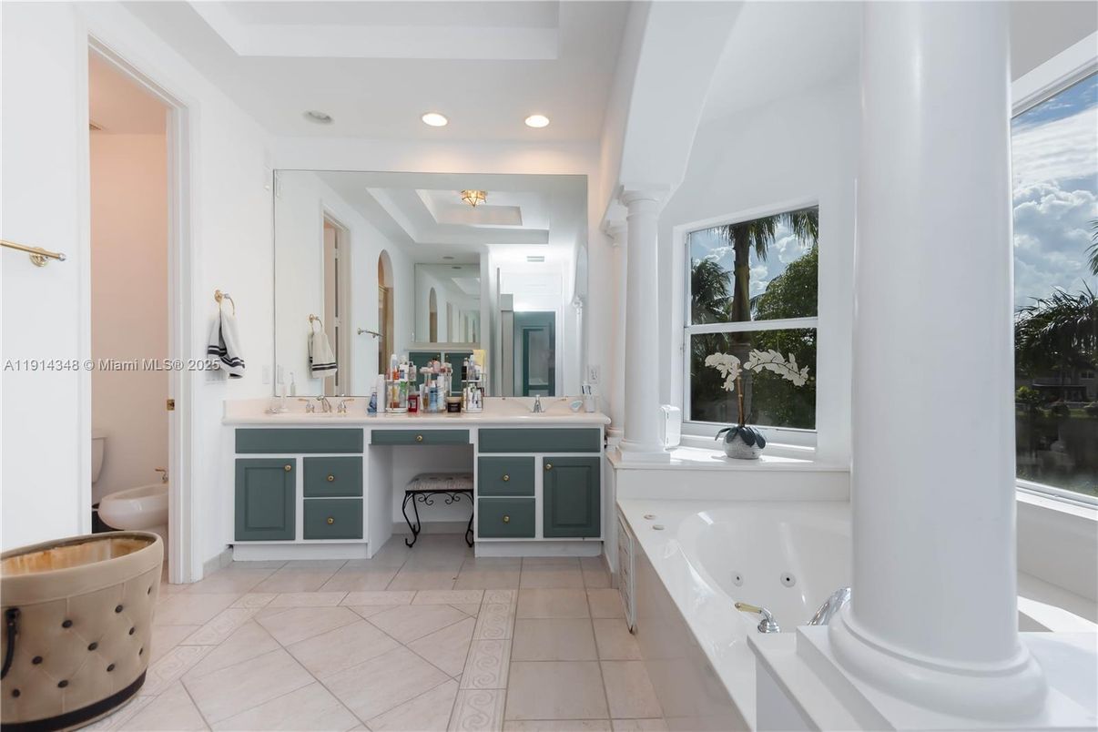 Bathroom, Dual Sink Vanities, Interior, Recessed Lighting