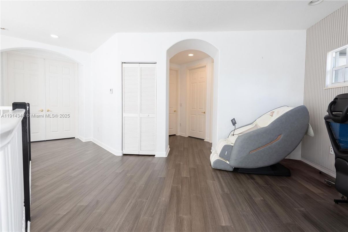 Interior, Recessed Lighting, Wood Texture Flooring