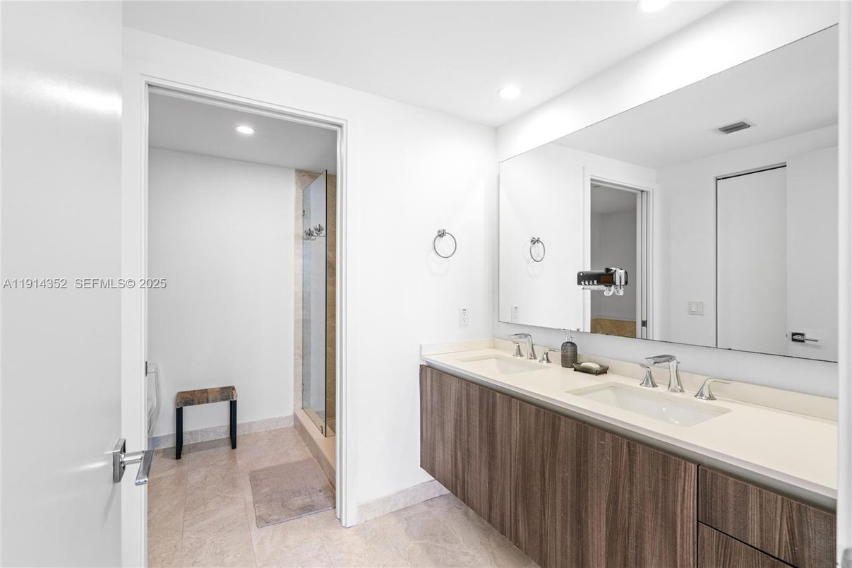 Bathroom, Dual Sink Vanities, Interior, Recessed Lighting