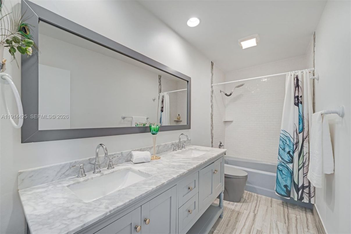 Bathroom, Dual Sink Vanities, Interior, Recessed Lighting