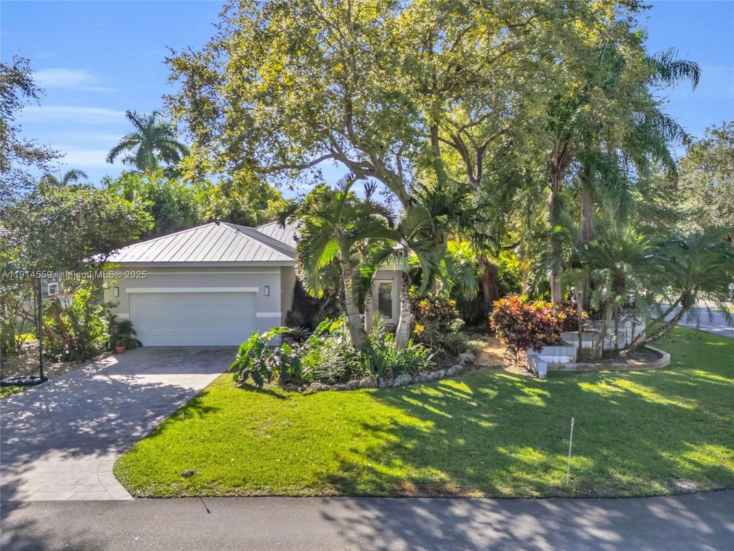 Attached, Exterior, Facade, Ranch