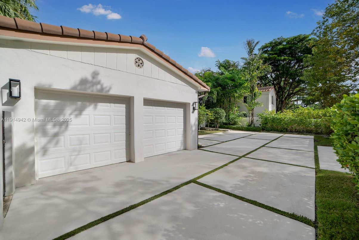 Detached Garage, Exterior