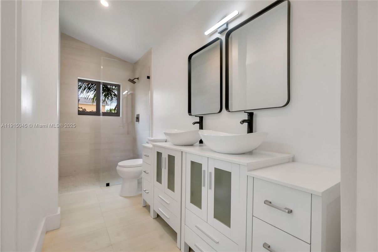 Bathroom, Dual Sink Vanities, Interior, Recessed Lighting