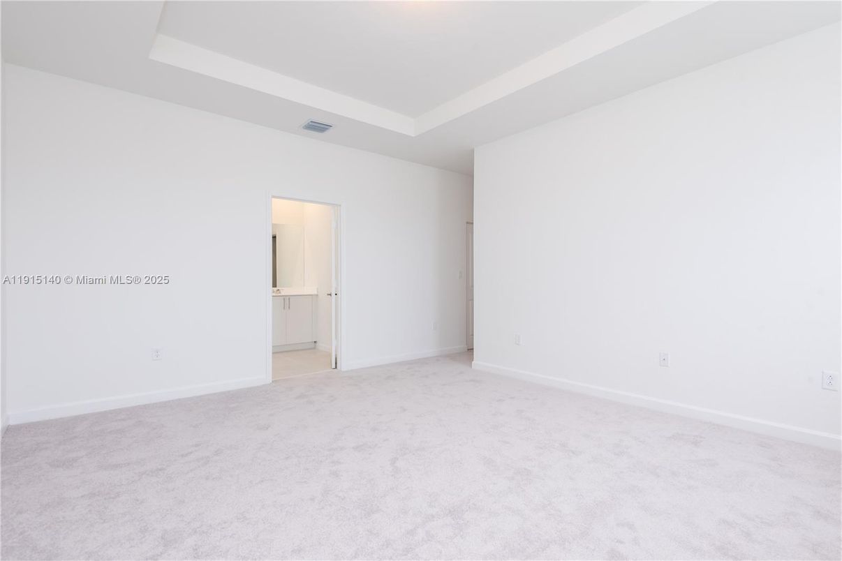 Empty room, Interior