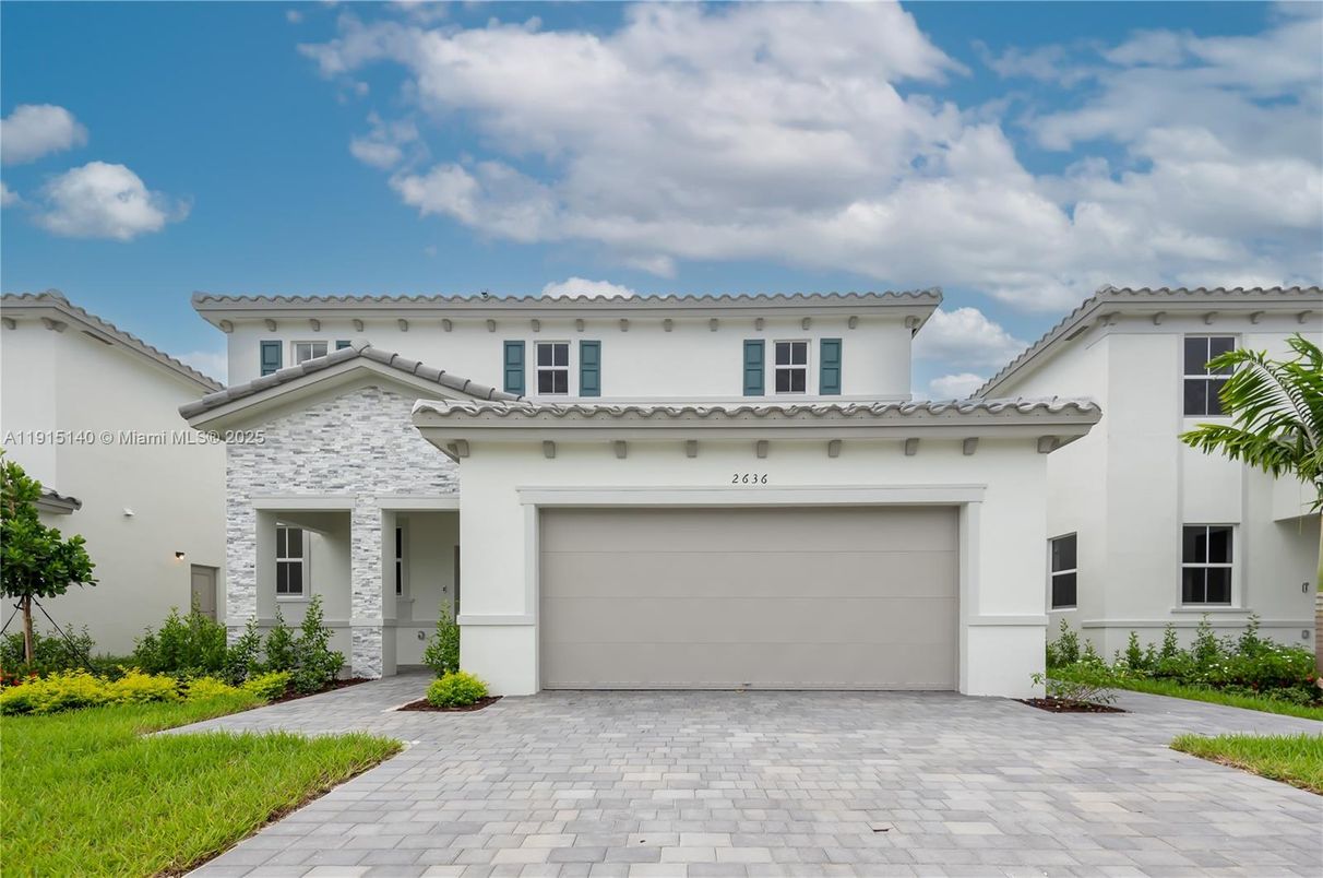 Attached, Exterior, Facade, Mediterranean