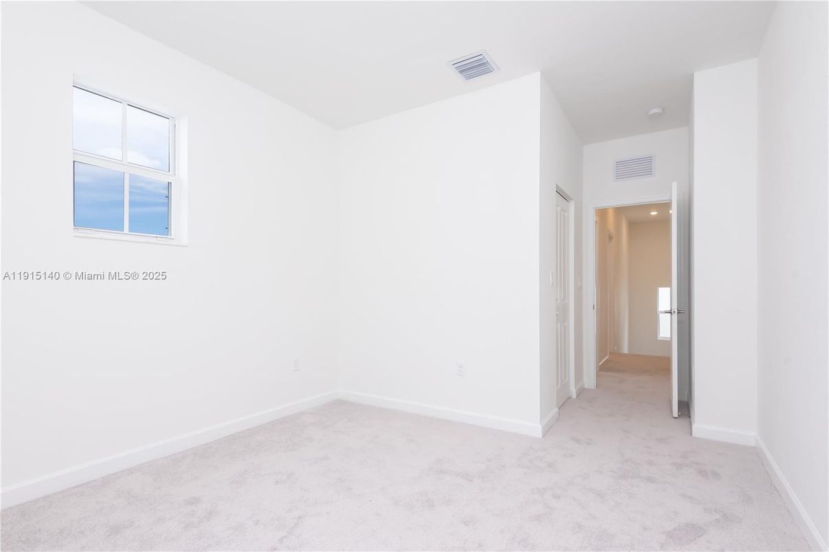 Empty room, Interior