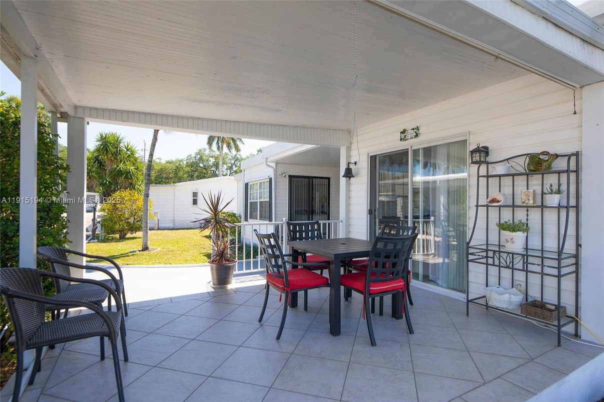 Dining room, Exterior