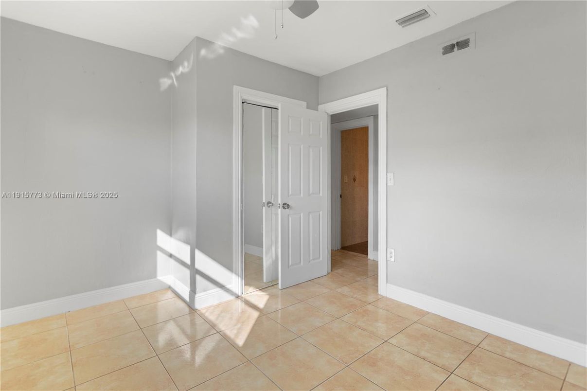 Empty room, Interior