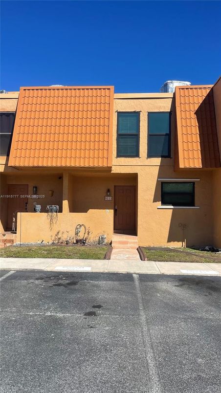 Exterior, Facade, Modern