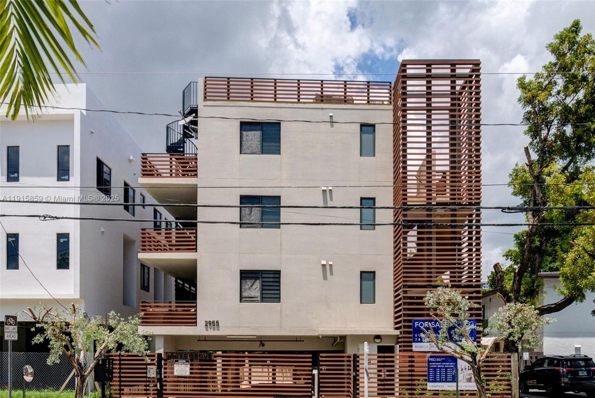 Exterior, Facade, Modern