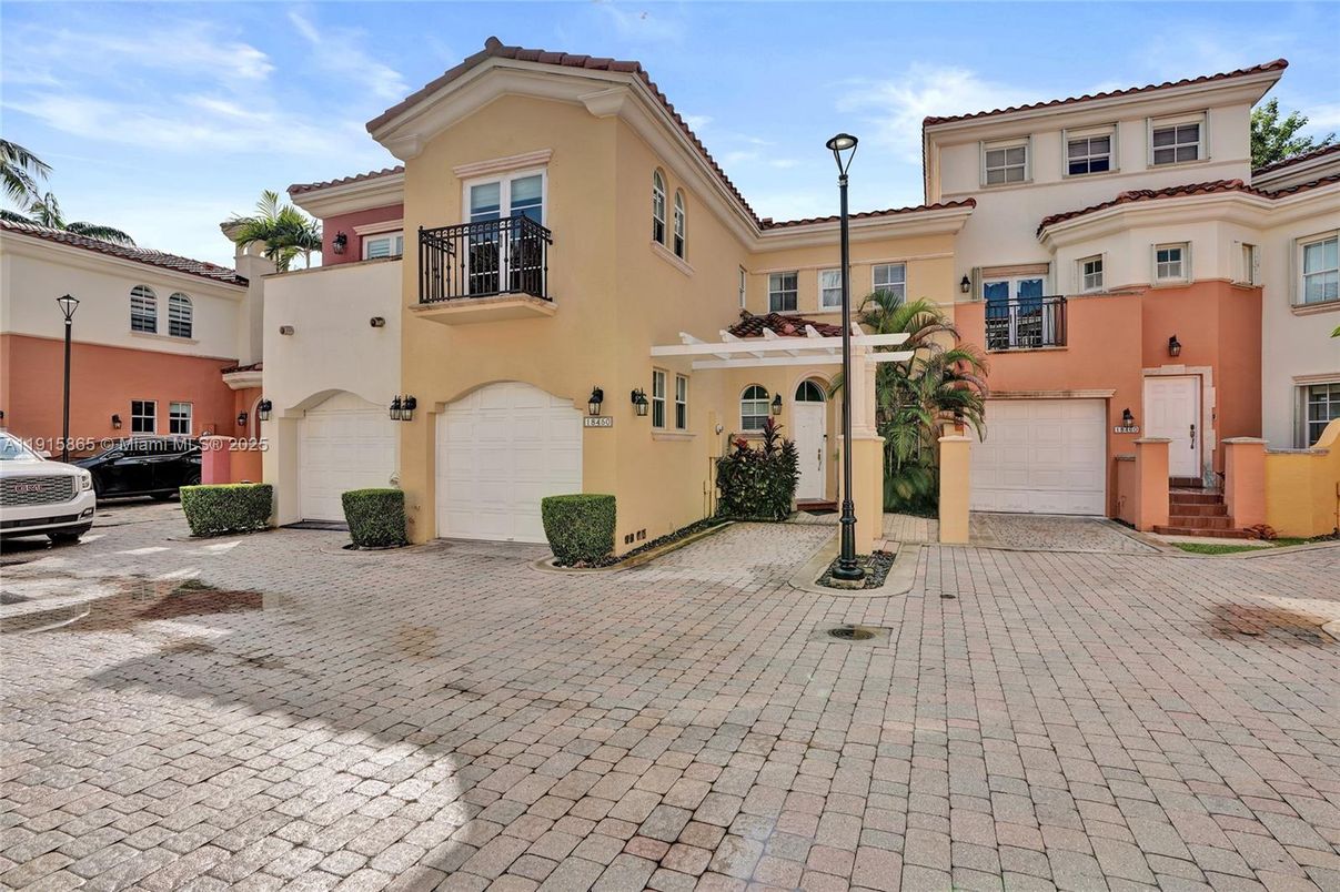 Attached, Exterior, Facade, Mediterranean