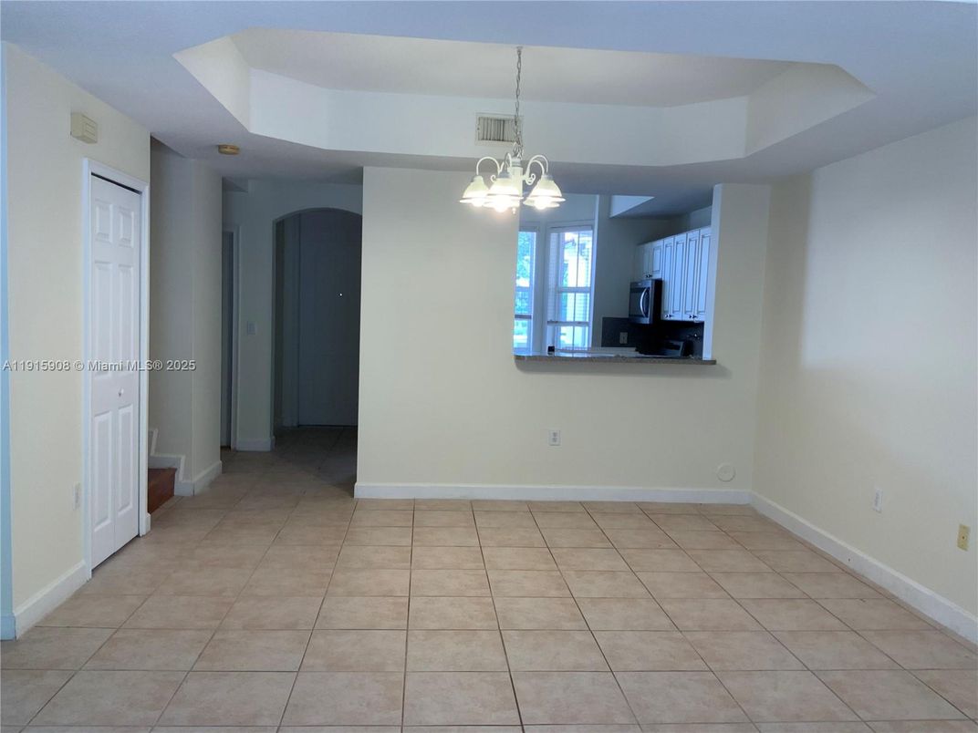 Empty room, Interior, Pendant Lights