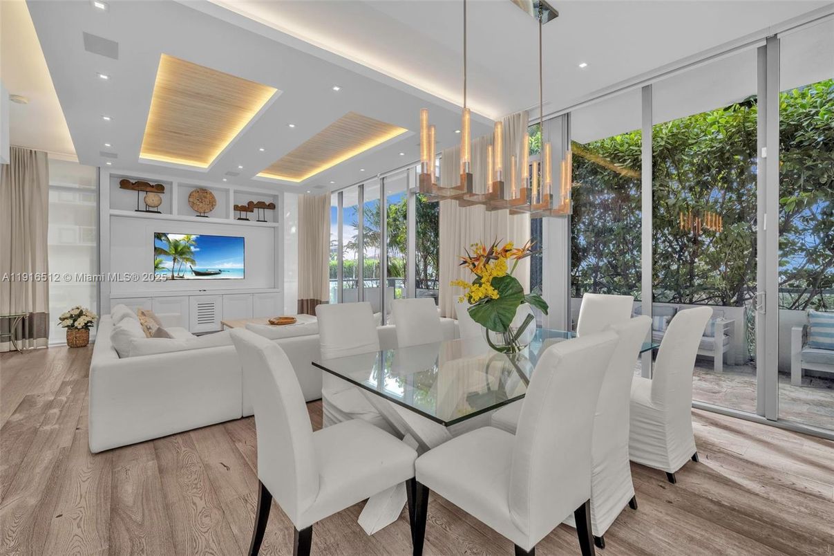 Dining room, Interior, Living room, Pendant Lights, Recessed Lighting, Wood Texture Flooring