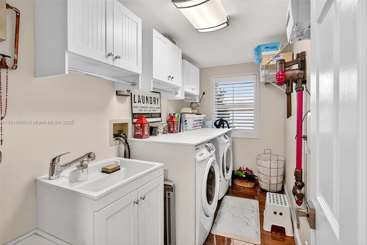 Interior, Washer, Wood Texture Flooring