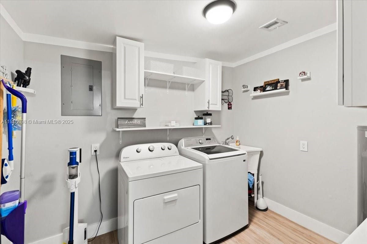 Interior, Washer, Wood Texture Flooring