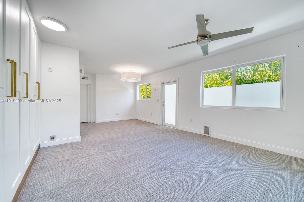 Empty room, Interior