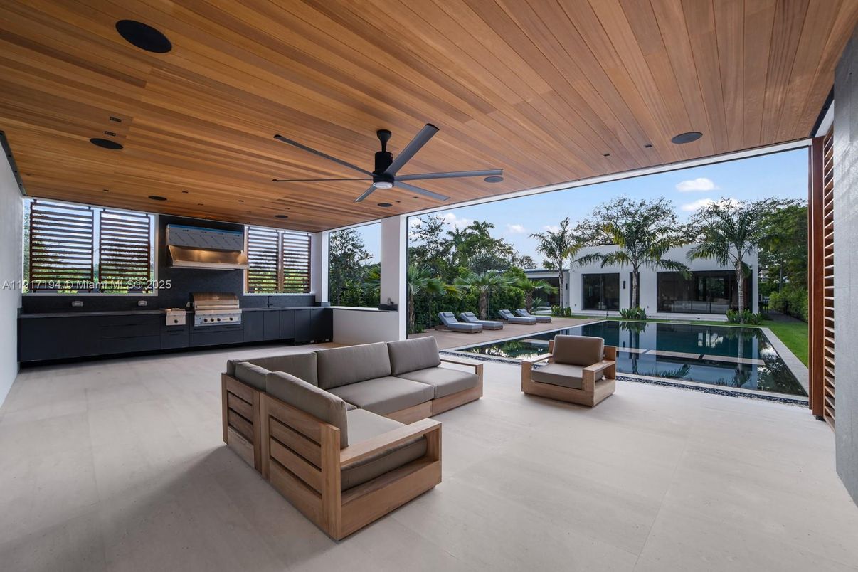 Exterior, Outdoor Kitchen, Pool