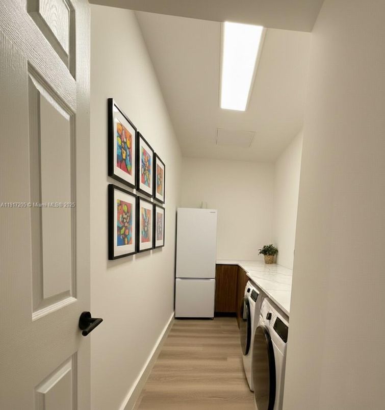 Interior, Recessed Lighting, Washer, Wood Texture Flooring