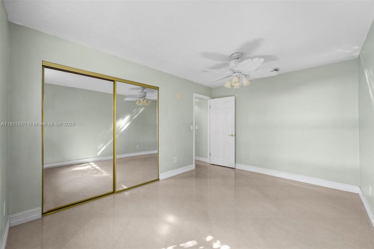 Empty room, Interior