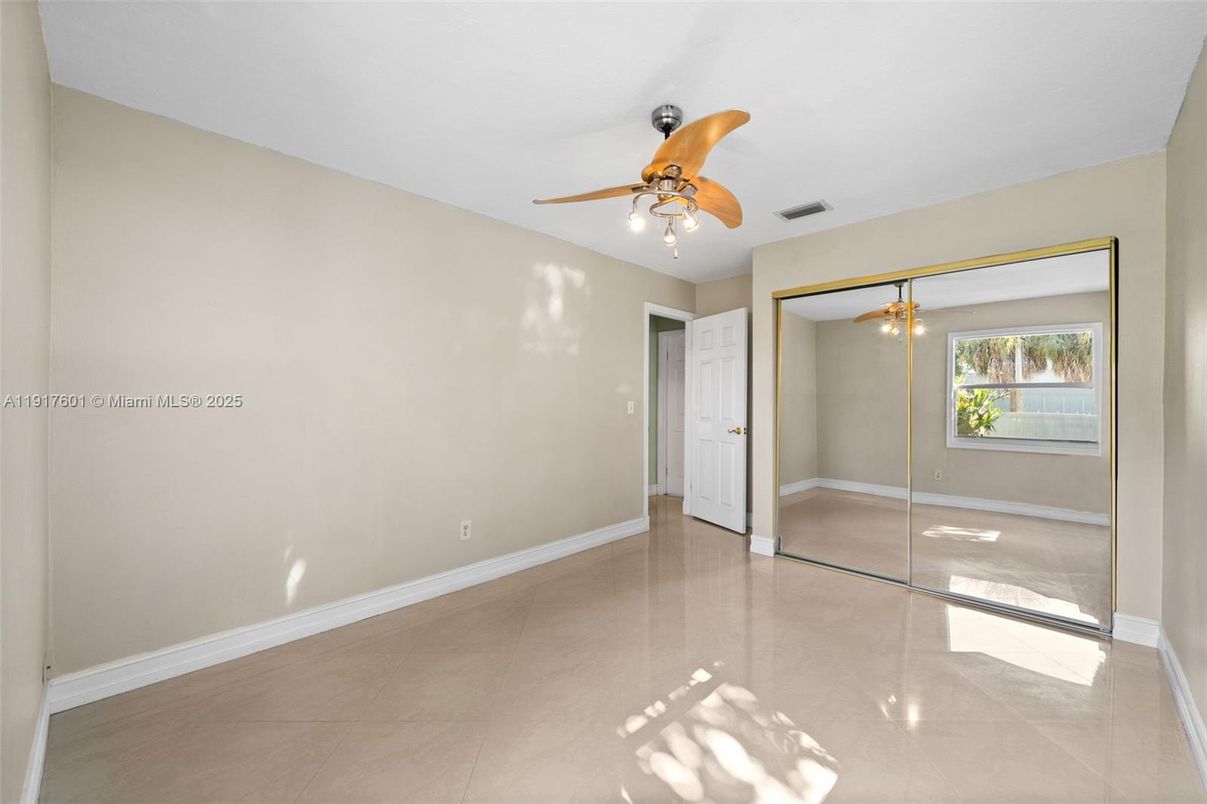 Empty room, Interior