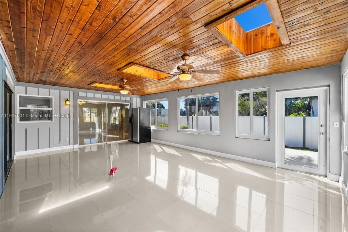 Empty room, Interior, Wooden Ceilings