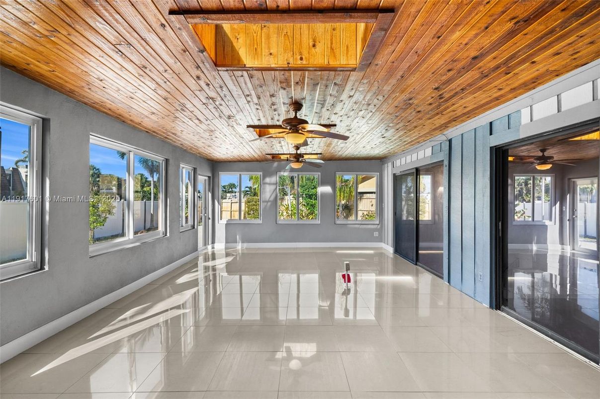 Empty room, Interior, Wooden Ceilings