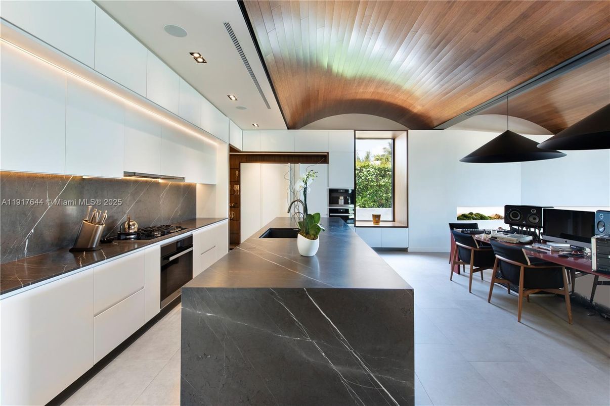 Dining room, Interior, Kitchen, Recessed Lighting, Stainless Steel Appliances, Wooden Ceilings