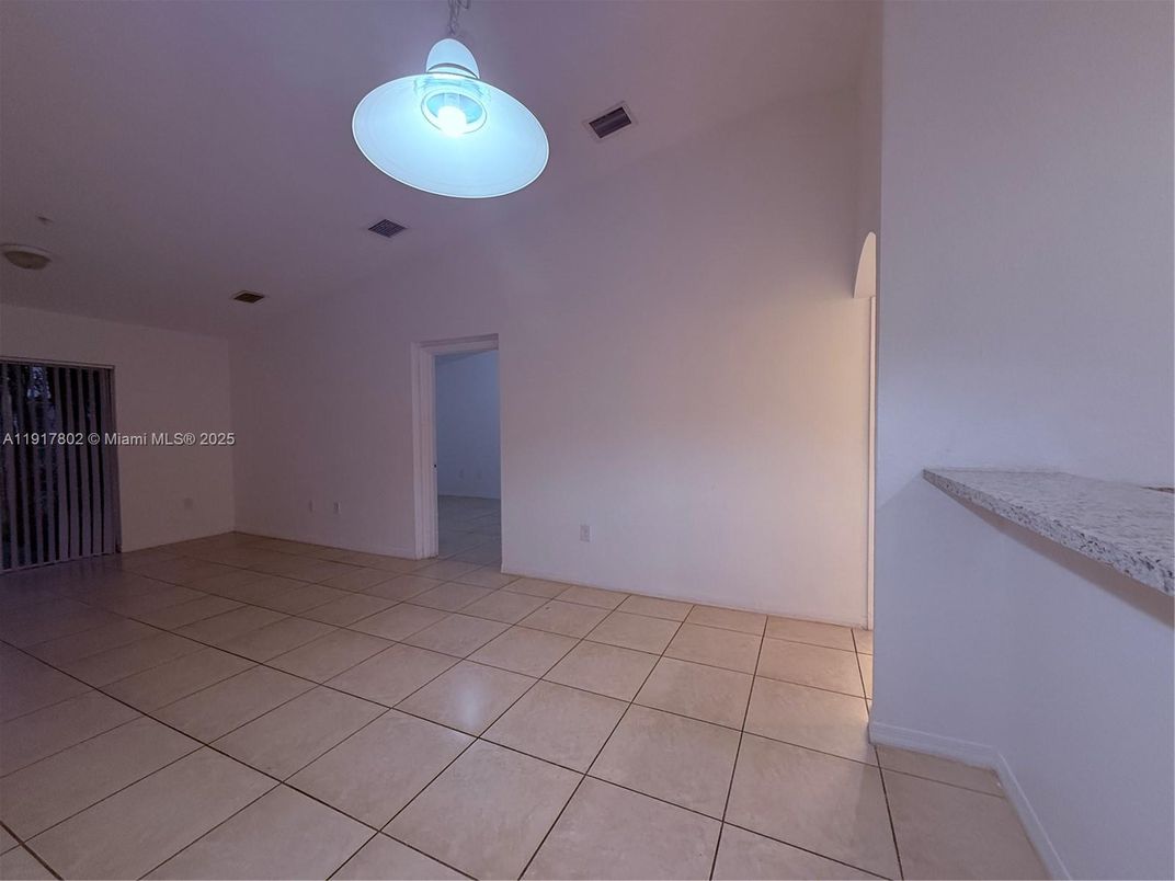 Empty room, Interior