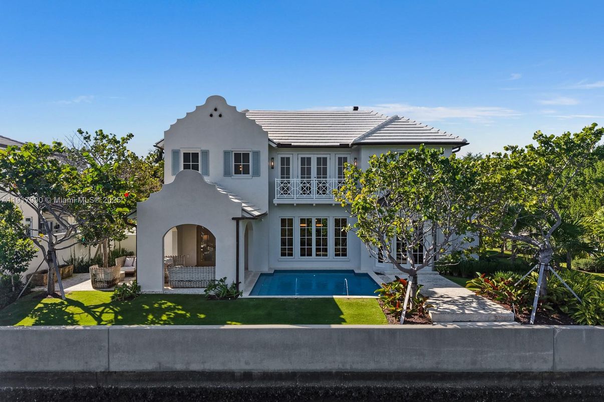 Exterior, Facade, Pool, Spanish Mediterranean