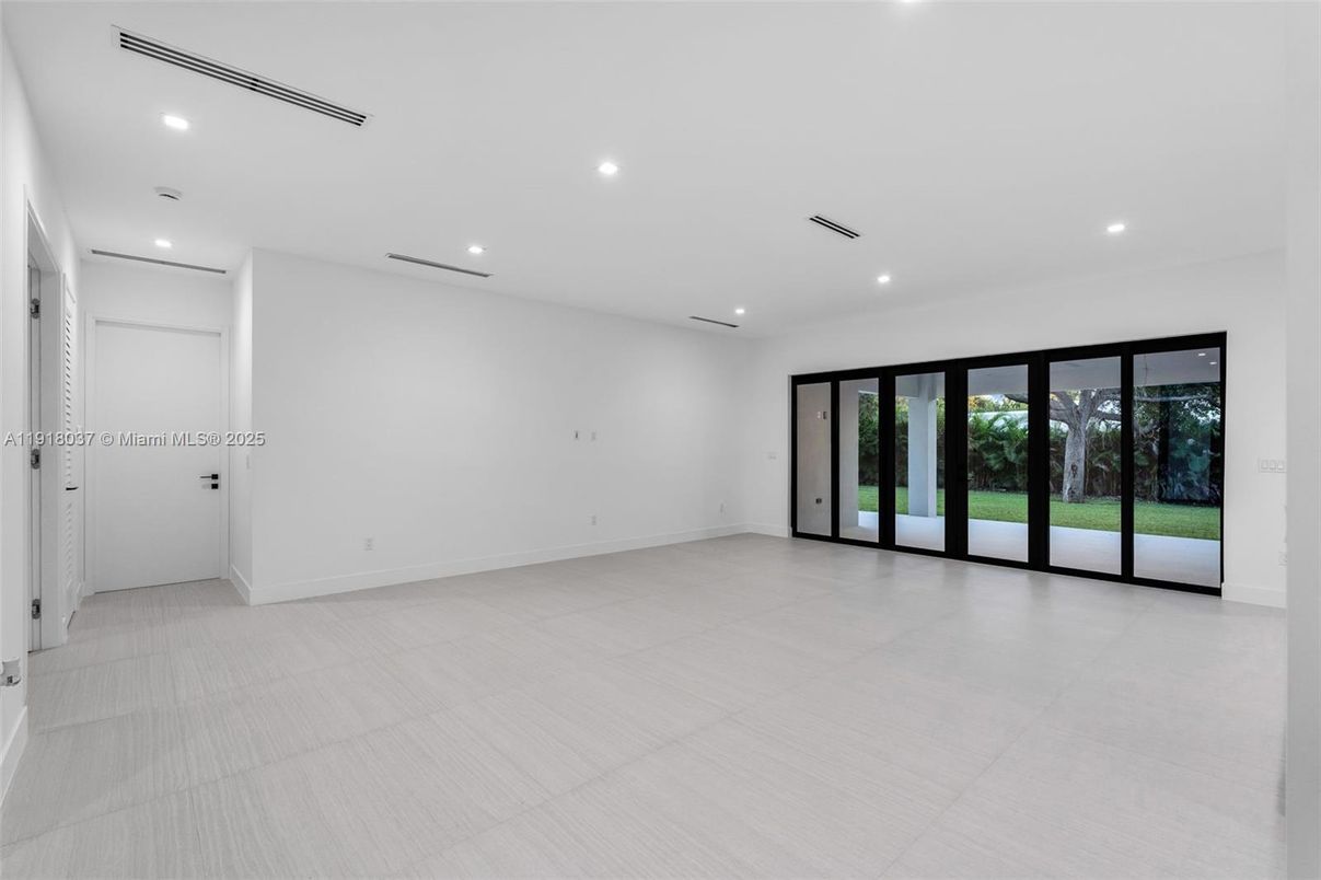 Empty room, Interior, Recessed Lighting