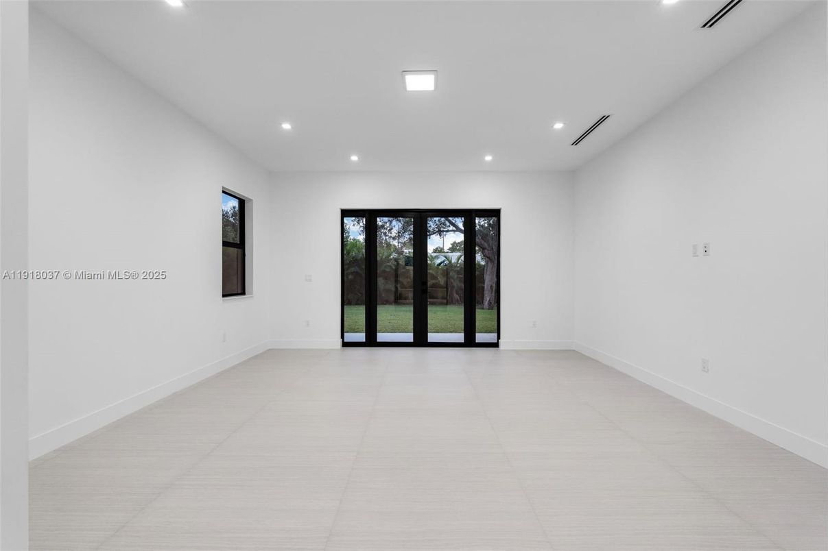 Empty room, Interior, Recessed Lighting
