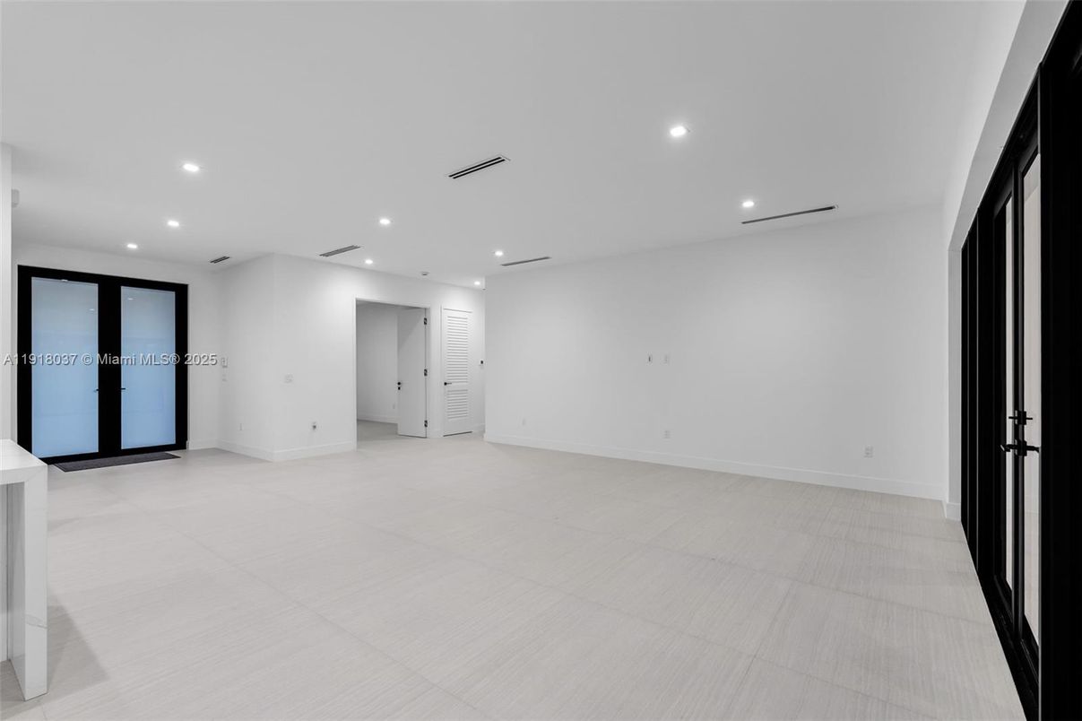 Empty room, Interior, Recessed Lighting