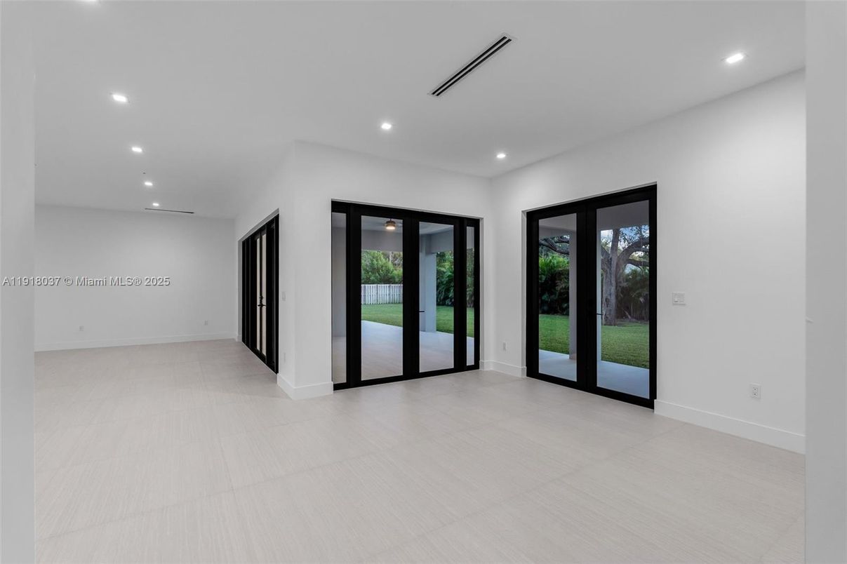 Empty room, Interior, Recessed Lighting