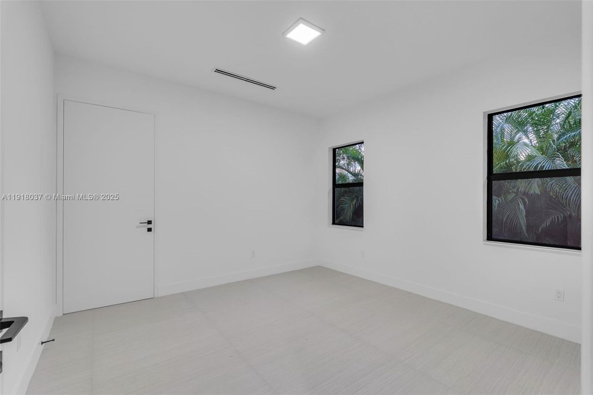 Empty room, Interior, Recessed Lighting