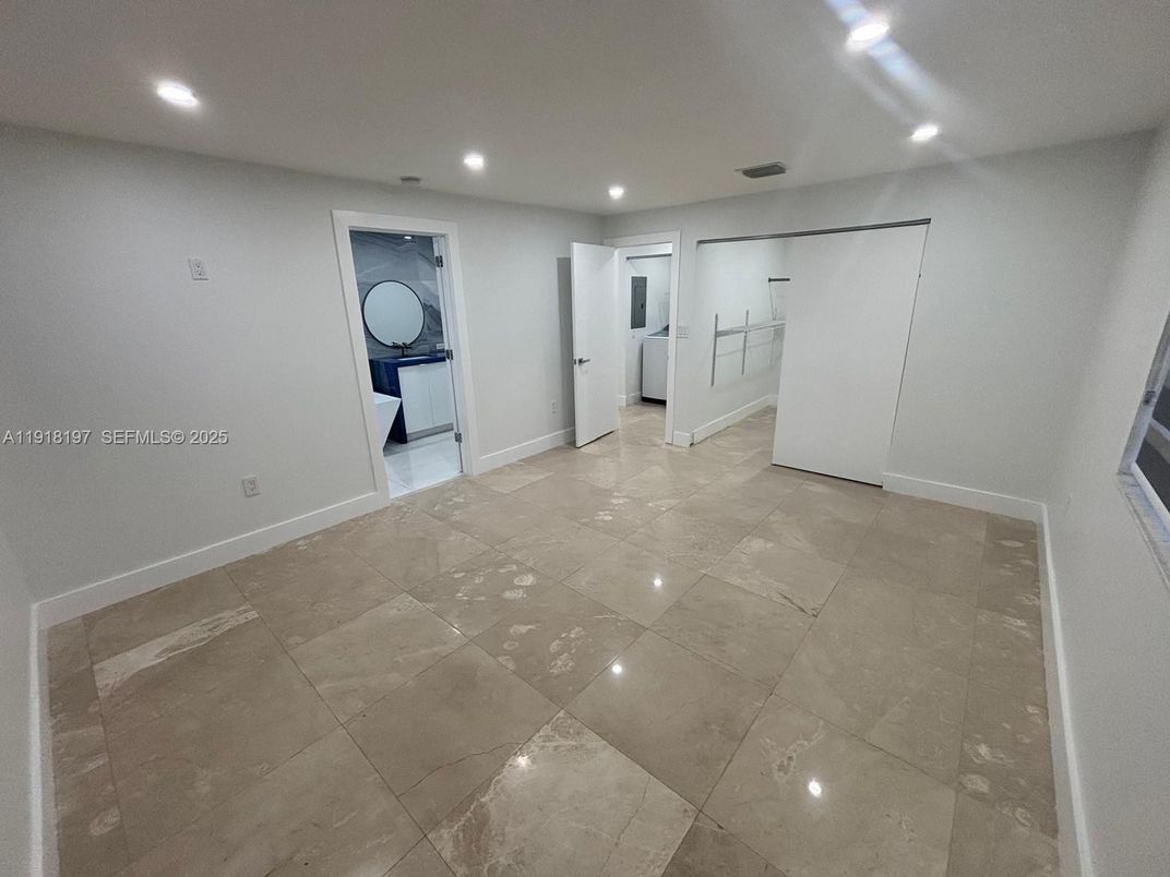 Empty room, Interior, Recessed Lighting, Washer