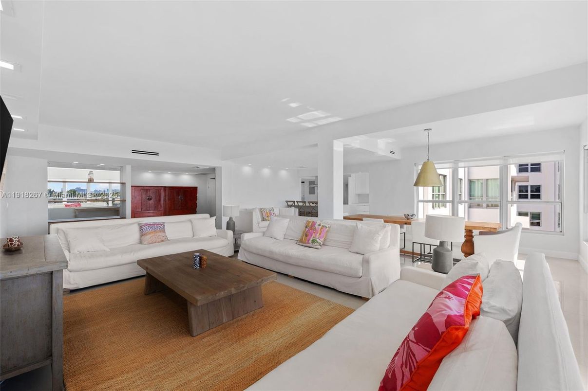 Dining room, Interior, Living room, Pendant Lights, Recessed Lighting