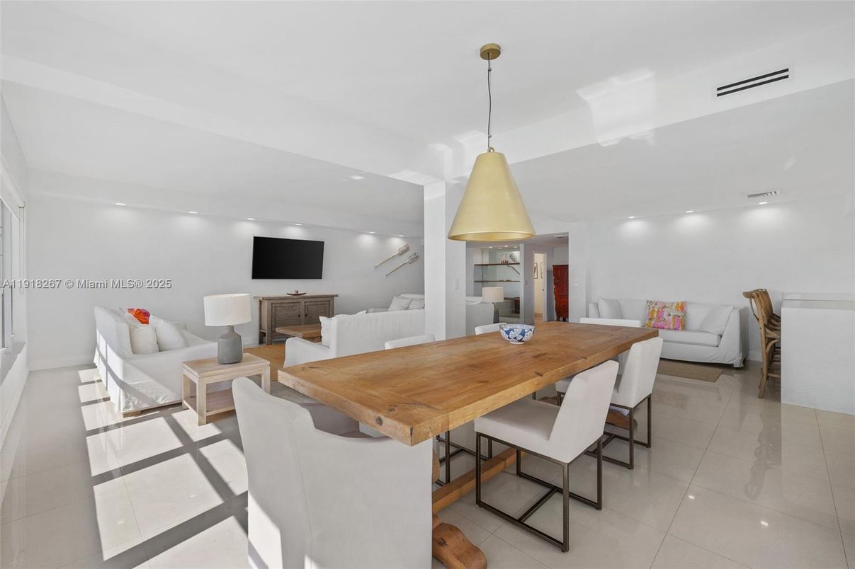 Dining room, Interior, Living room, Pendant Lights, Recessed Lighting