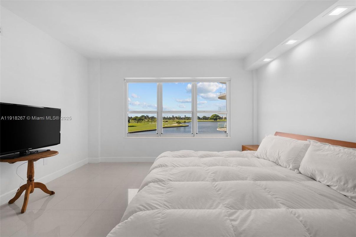 Bedroom, Interior, Recessed Lighting, Water