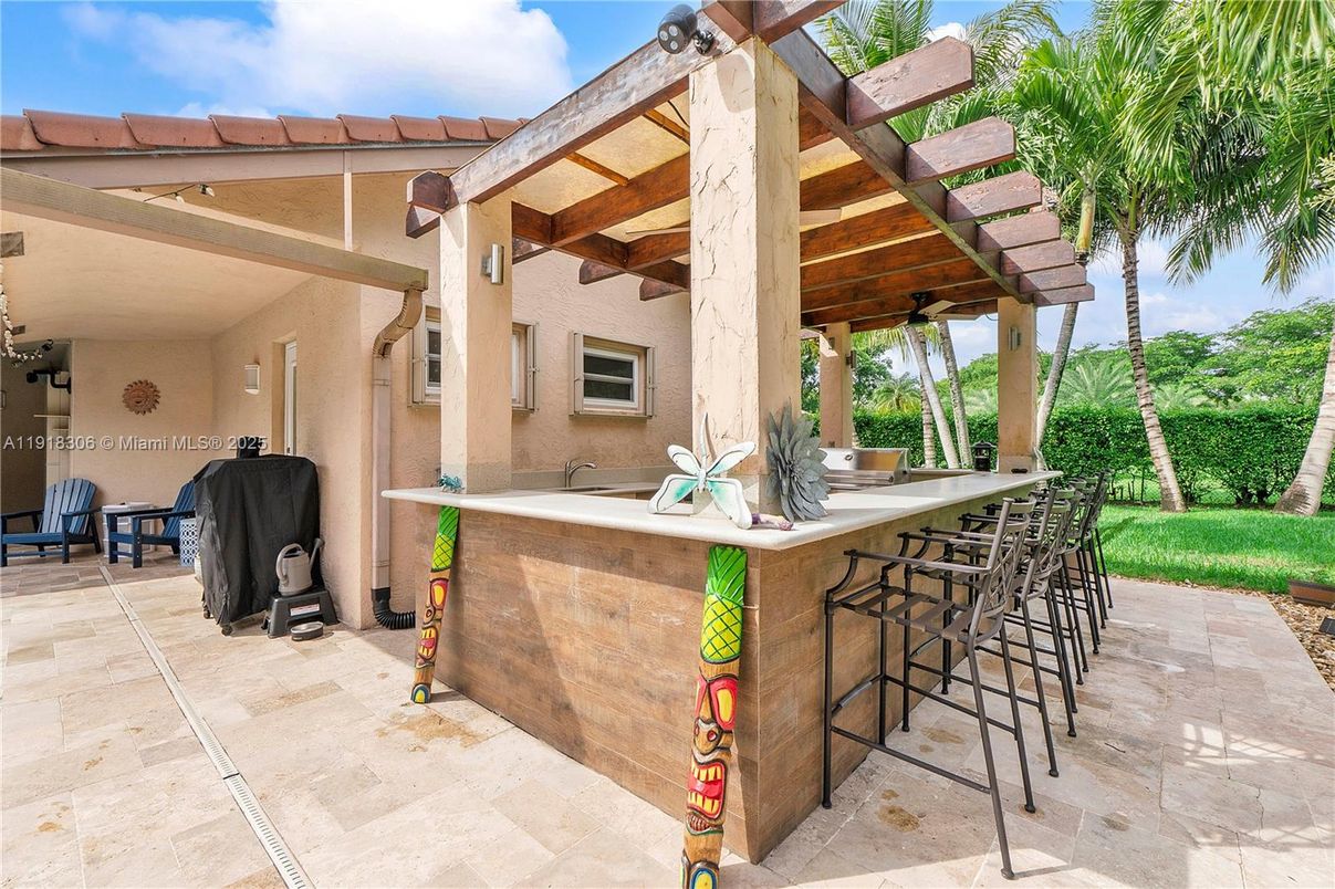 Exterior, Outdoor Kitchen