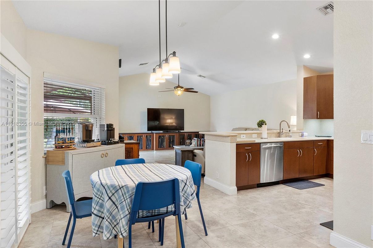 Dining room, Interior, Kitchen, Pendant Lights, Recessed Lighting, Stainless Steel Appliances