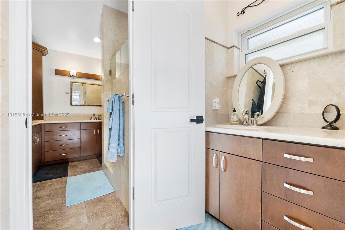 Bathroom, Dual Sink Vanities, Interior, Recessed Lighting