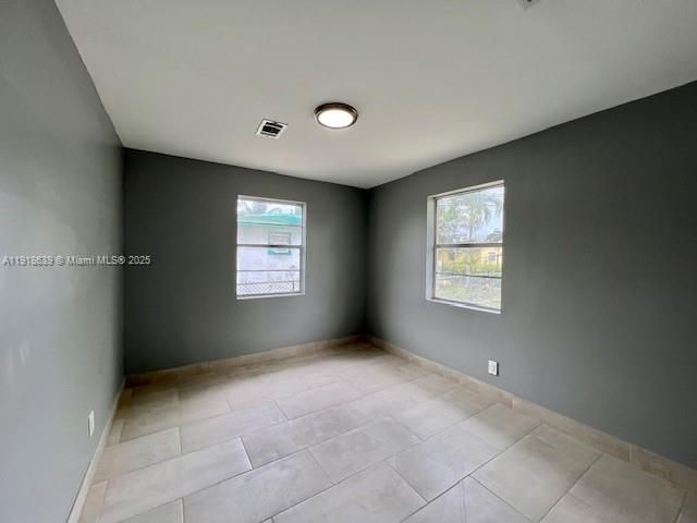 Empty room, Interior