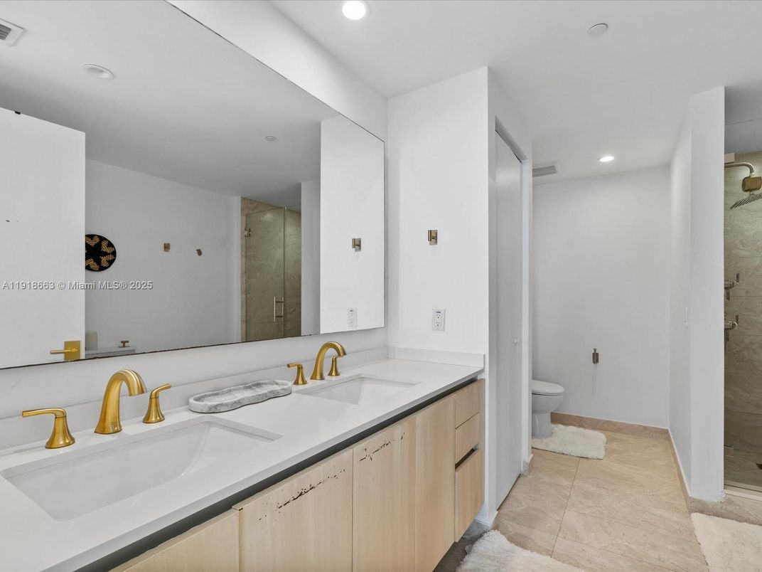 Bathroom, Dual Sink Vanities, Interior, Recessed Lighting