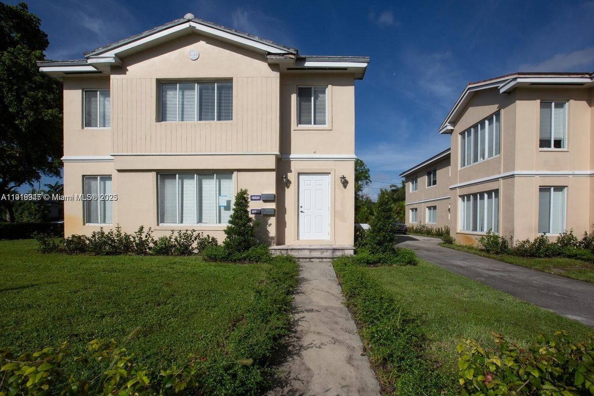 Exterior, Facade, Mediterranean