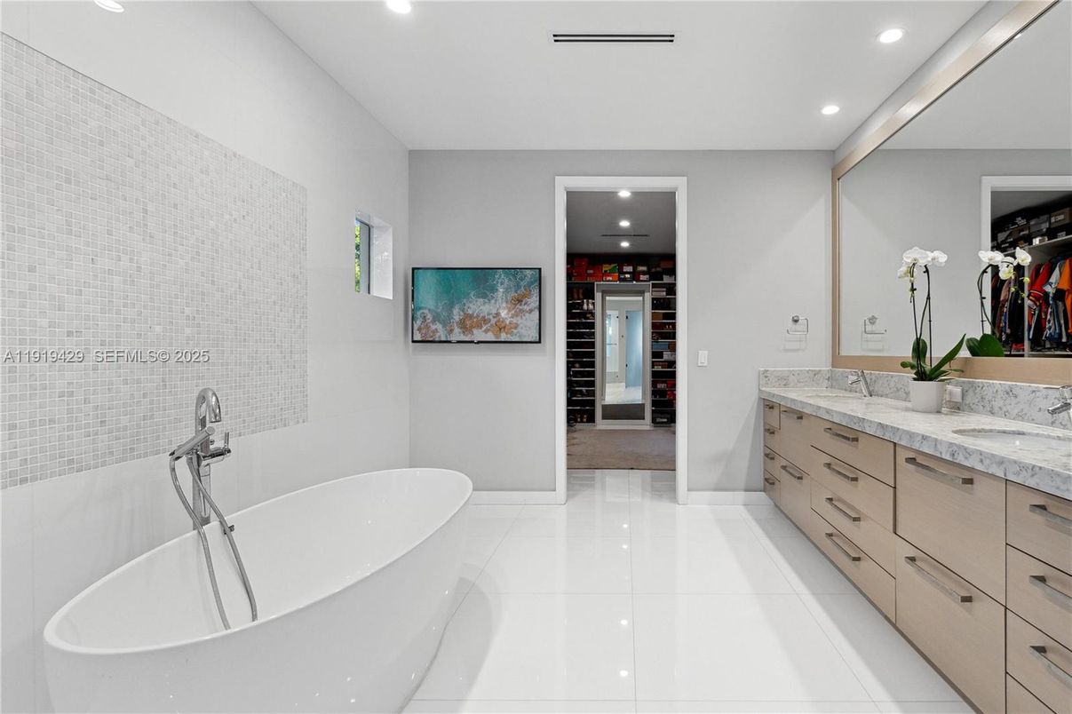 Bathroom, Dual Sink Vanities, Free Standing Baths, Interior, Recessed Lighting