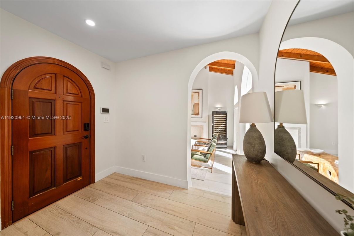 Interior, Recessed Lighting, Wood Texture Flooring