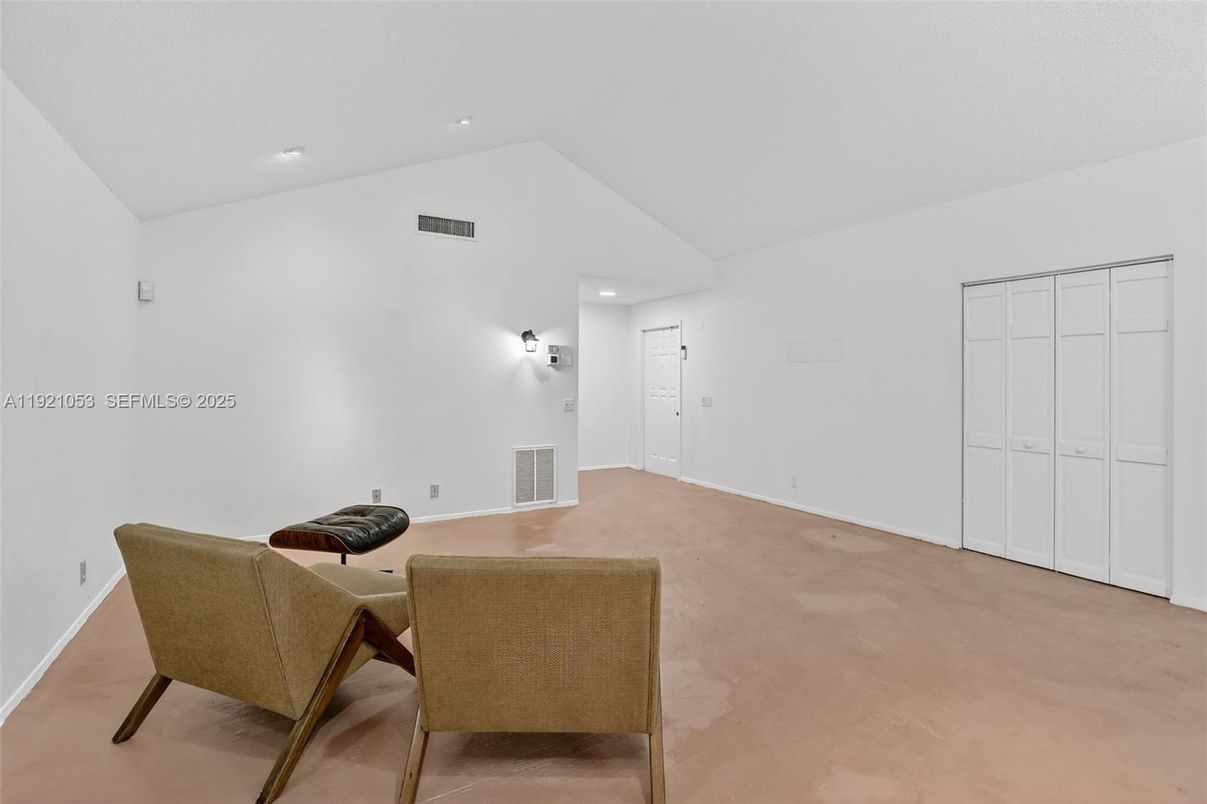 Empty room, Interior, Recessed Lighting
