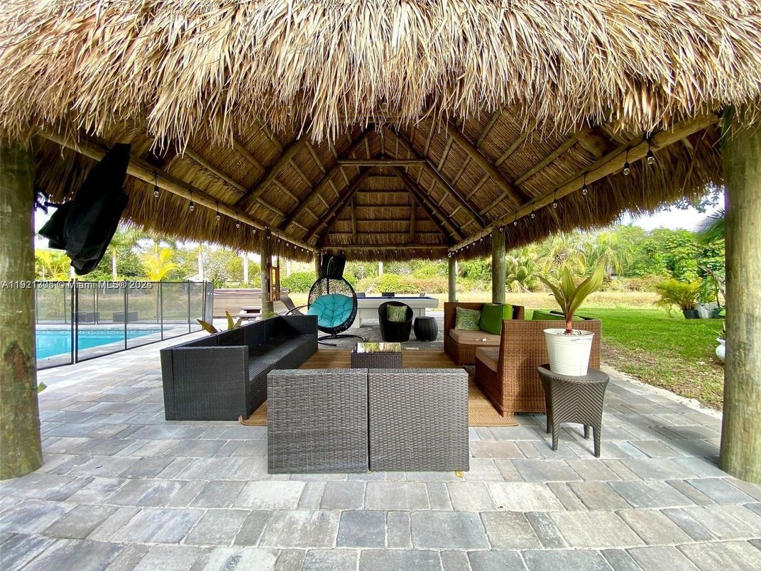 Exterior, Outdoor Kitchen, Pool