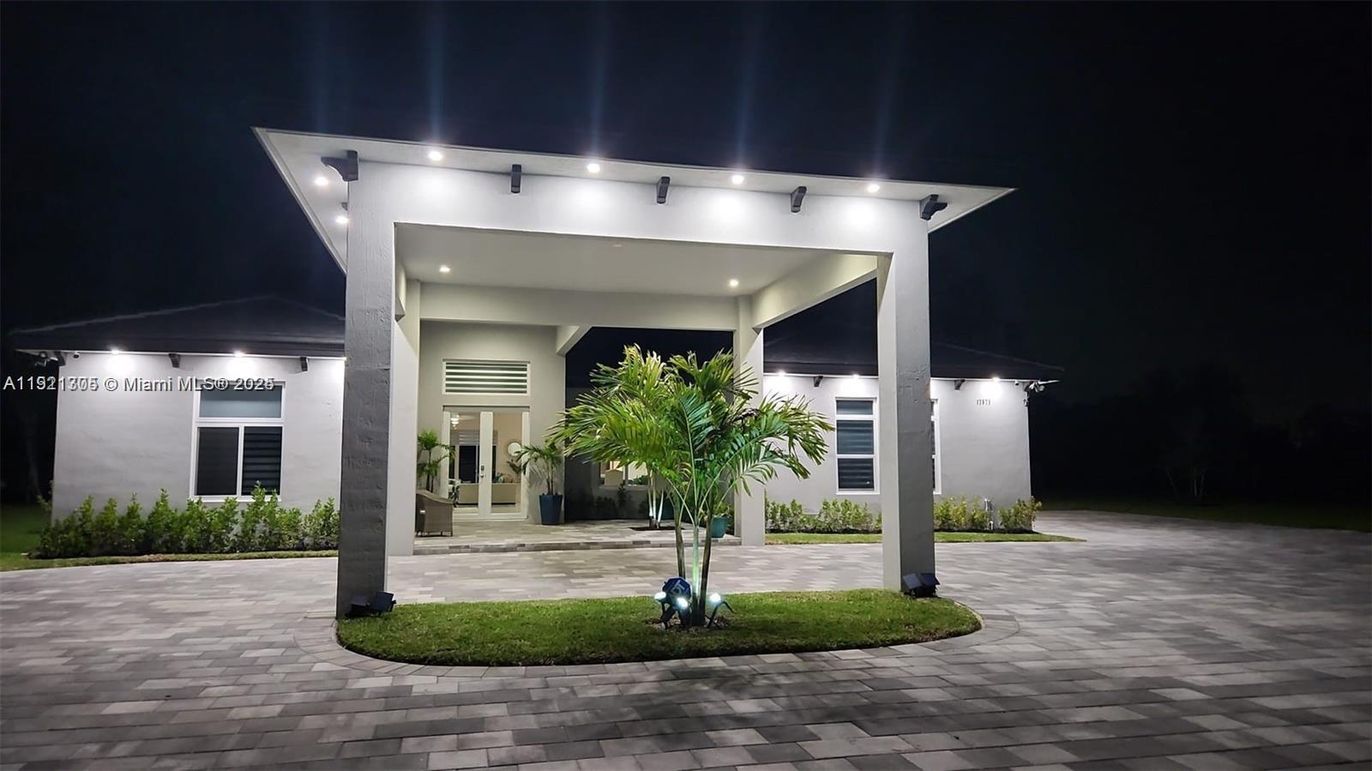 Exterior, Facade, Modern