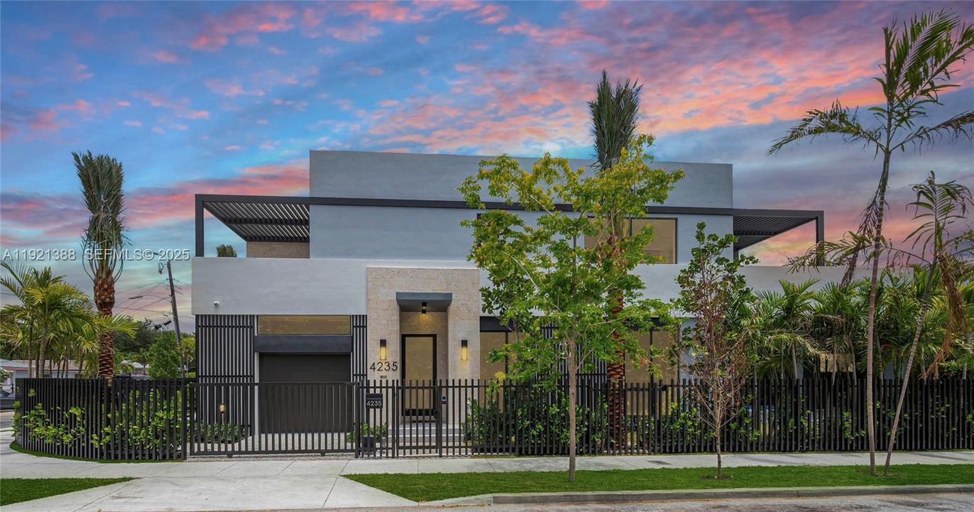 Exterior, Facade, Modern